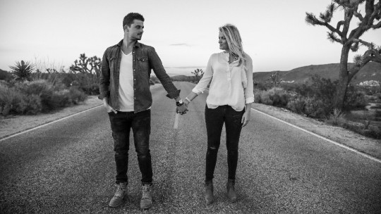pareja en carretera
